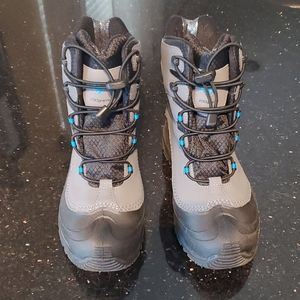Like New Boys Columbia Snow Boot